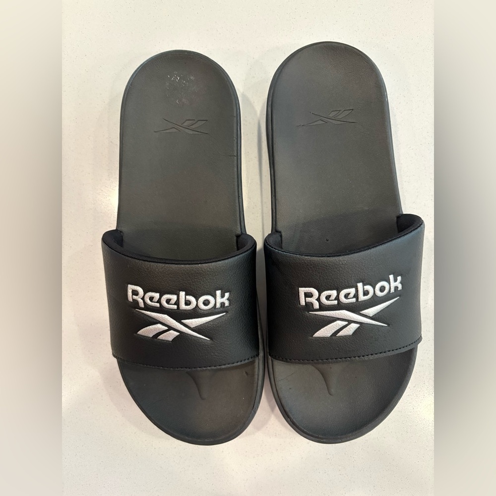 Euc size 10Reebok Black Slides